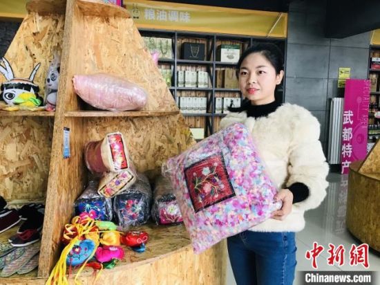 图为陇南成县电商中心工作人员展示网销产品。(资料图) 闫姣 摄