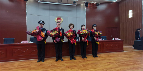 4向报告团成员献花.jpg