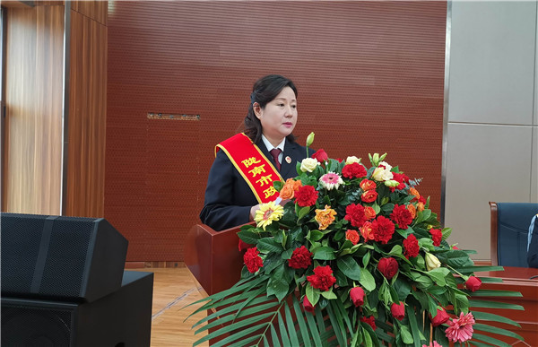 6石晓梅作报告.jpg