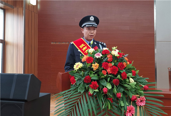 11黄小勇讲授专题党课.jpg