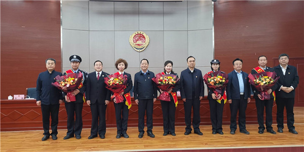 13与会领导与报告团成员合影.jpg