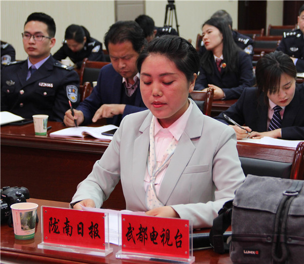 7武都电视台记者提问.JPG