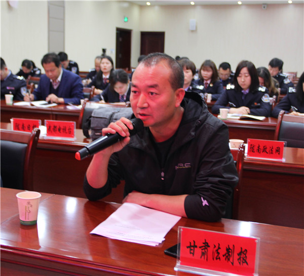 8甘肃法制报记者提问.JPG