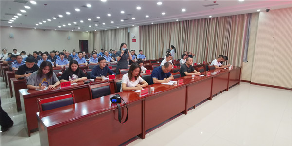 3有关媒体记者及市级政法各单位干警代表参加新闻发布会 (1).jpg