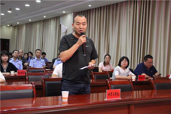 5甘肃法制报记者提问.JPG