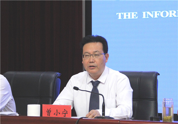 12曾小宁答记者问.JPG