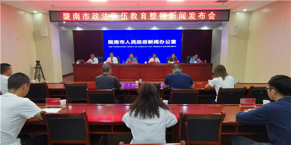 13有关领导出席新闻发布会 (1).jpg