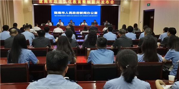 13有关领导出席新闻发布会 (2).jpg