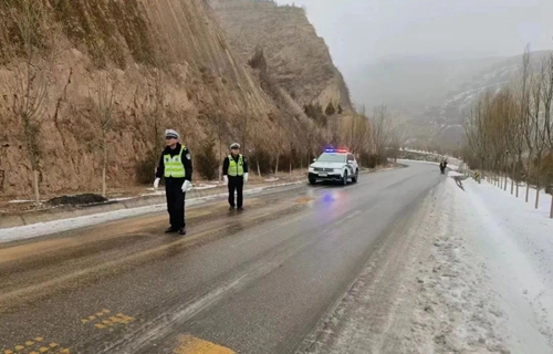 镇原公安交警：以雪为令 全警动员