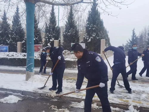 西峰公安交警“以雪为令”全力保畅通 守护平安路