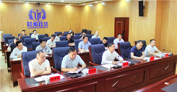 3市委政法委班子成员、市综治中心全体人员在主会场参加会议.jpg