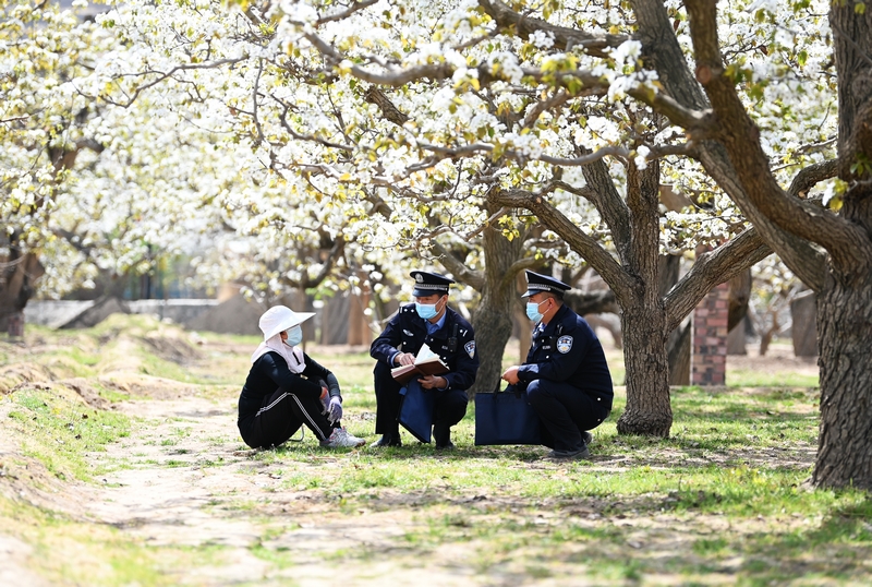 走进田间地头：护航百姓安全.jpg