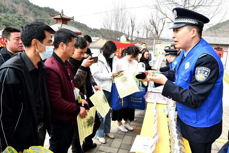 天水市麥積區(qū)司法工作人員開展普法宣傳１ (2).JPG