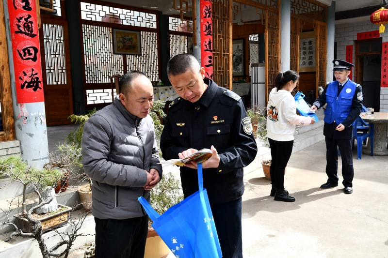 天水市麥積區(qū)司法工作人員開展普法宣傳１ (4).JPG