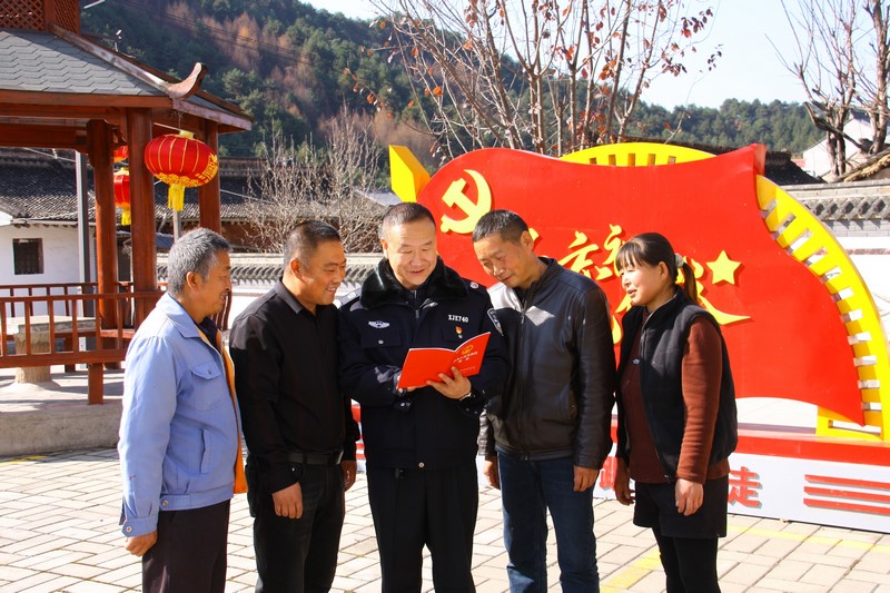 天水市麥積區(qū)司法局麥積司法所工作人員為后川村村民解讀憲法.JPG