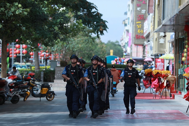 2023年9月27日，武威市公安局特警支隊隊員在涼州城區步行街巡邏。.JPG
