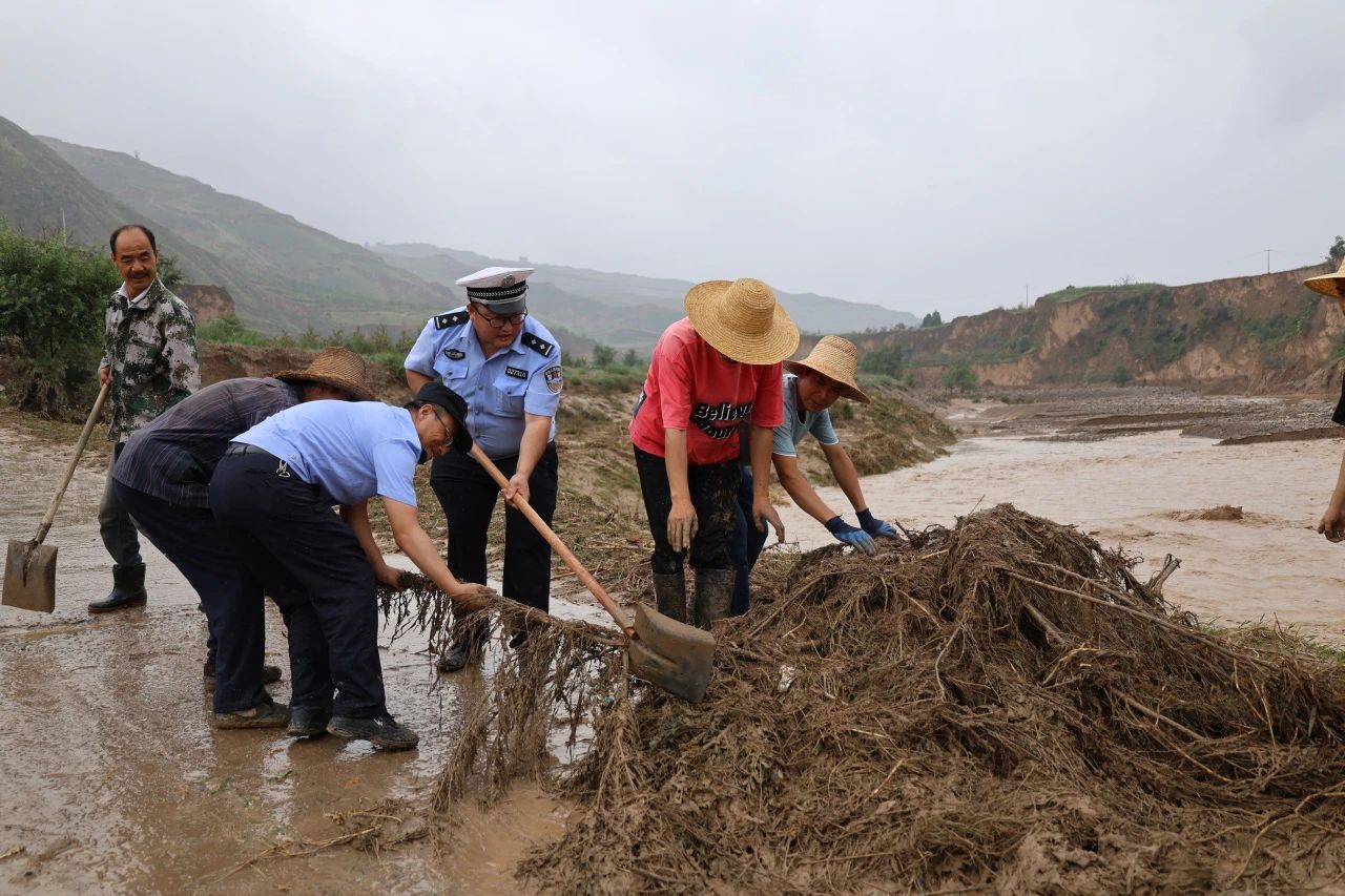 逆雨而行 天水公安多措并举撑起“安全伞”_2.jpg