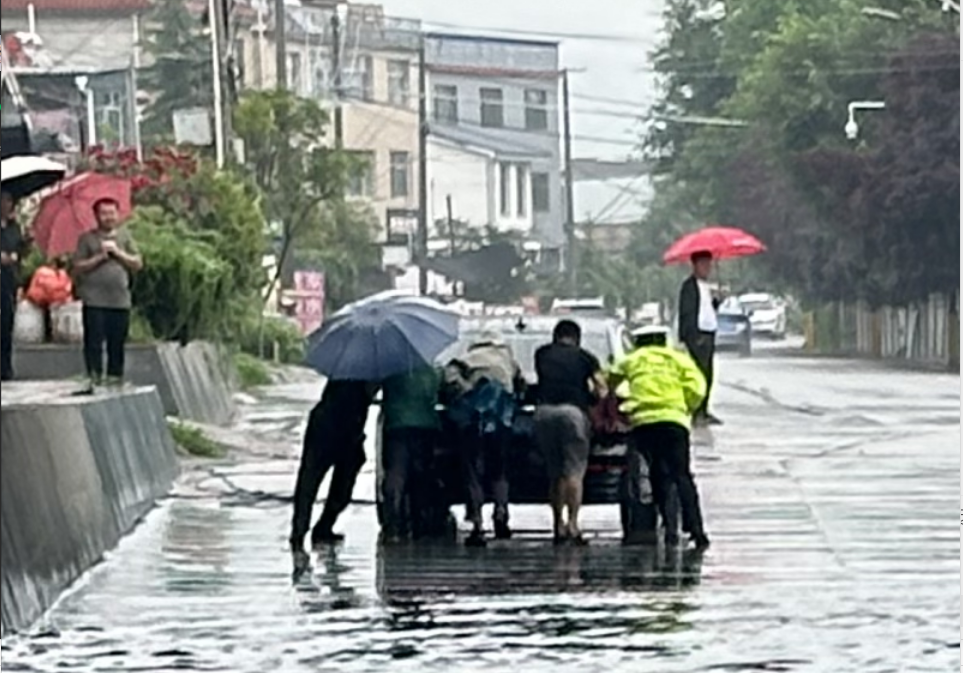 逆雨而行 天水公安多措并举撑起“安全伞”_3.png