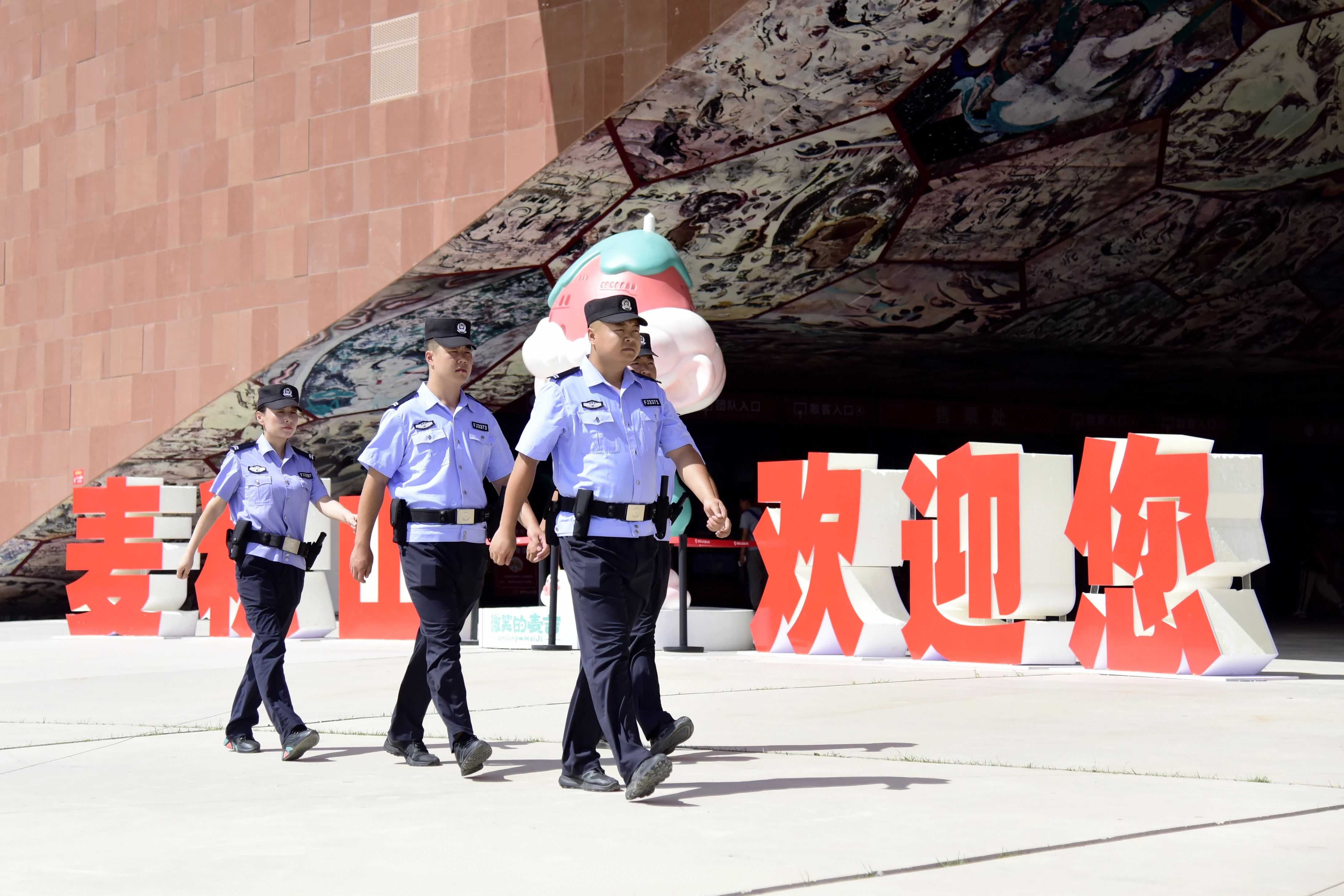 天水市公安局麦积分局专职旅游警察队伍正式入驻麦积山大景区游客服务中心_20240806152906.jpg