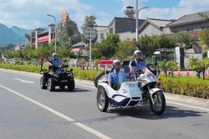 麥積公安交警深耕旅游警務創(chuàng)建平安景區(qū)8.png