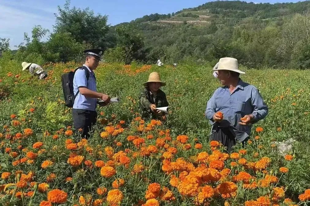 清水公安：“背包警務(wù)”把民意背到所里 把服務(wù)背到群眾家里2.jpg