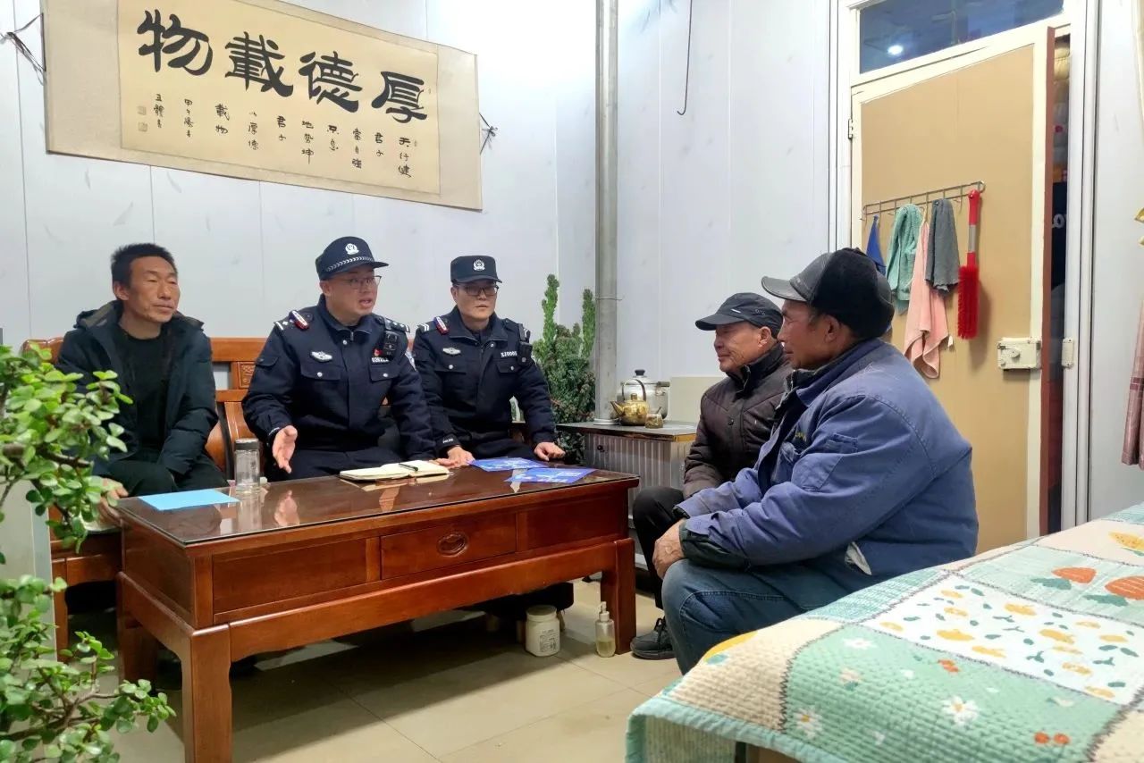 清水秦亭派出所：进百家门 访千家事 “围炉议事”架起警民“连心桥”08.jpg