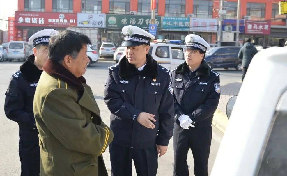 天水市公安局交警支隊督導(dǎo)檢查春運道路交通安保工作0.jpg