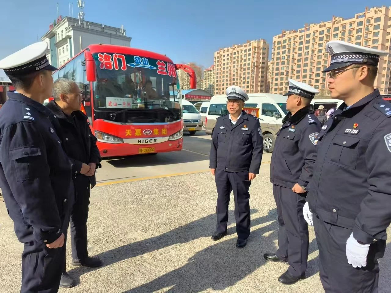 天水市公安局交警支隊督導(dǎo)檢查春運道路交通安保工作.jpg