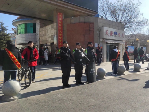 西峰公安：警徽闪耀开学季 全力护学保平安