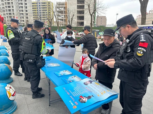 西峰公安特巡警大队：巡逻间隙开展反诈宣传 全力守护群众“钱袋子”