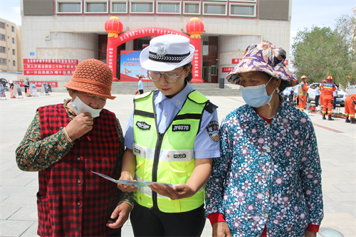 肃北县公安局交警大队开展安全生产月交通安全宣传活动"