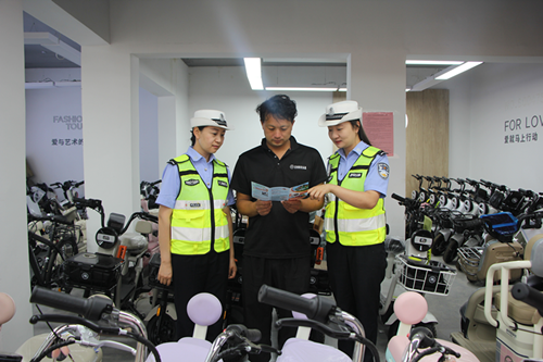 肃北公安交警走进辖区爱玛电动车销售点开展交通安全宣传活动"