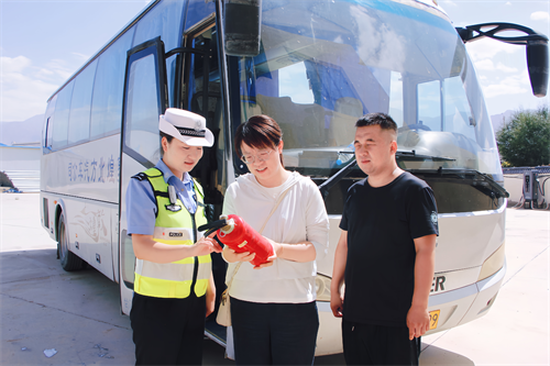 肃北公安交警联合文旅开展旅游车辆安全检查