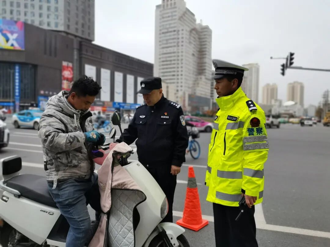_（WAQEY）兰州公安交警“七进”筑牢(44994739)-20251119154947