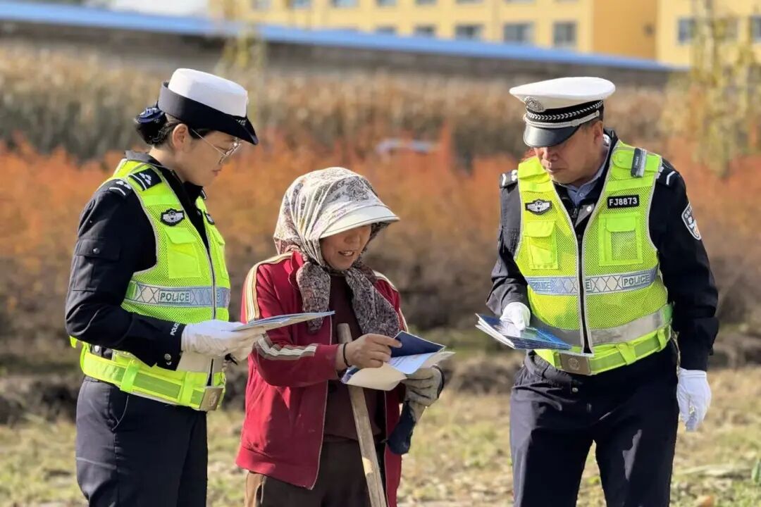 _（WAQEY）兰州公安交警“七进”筑牢(44994738)-20251119154950