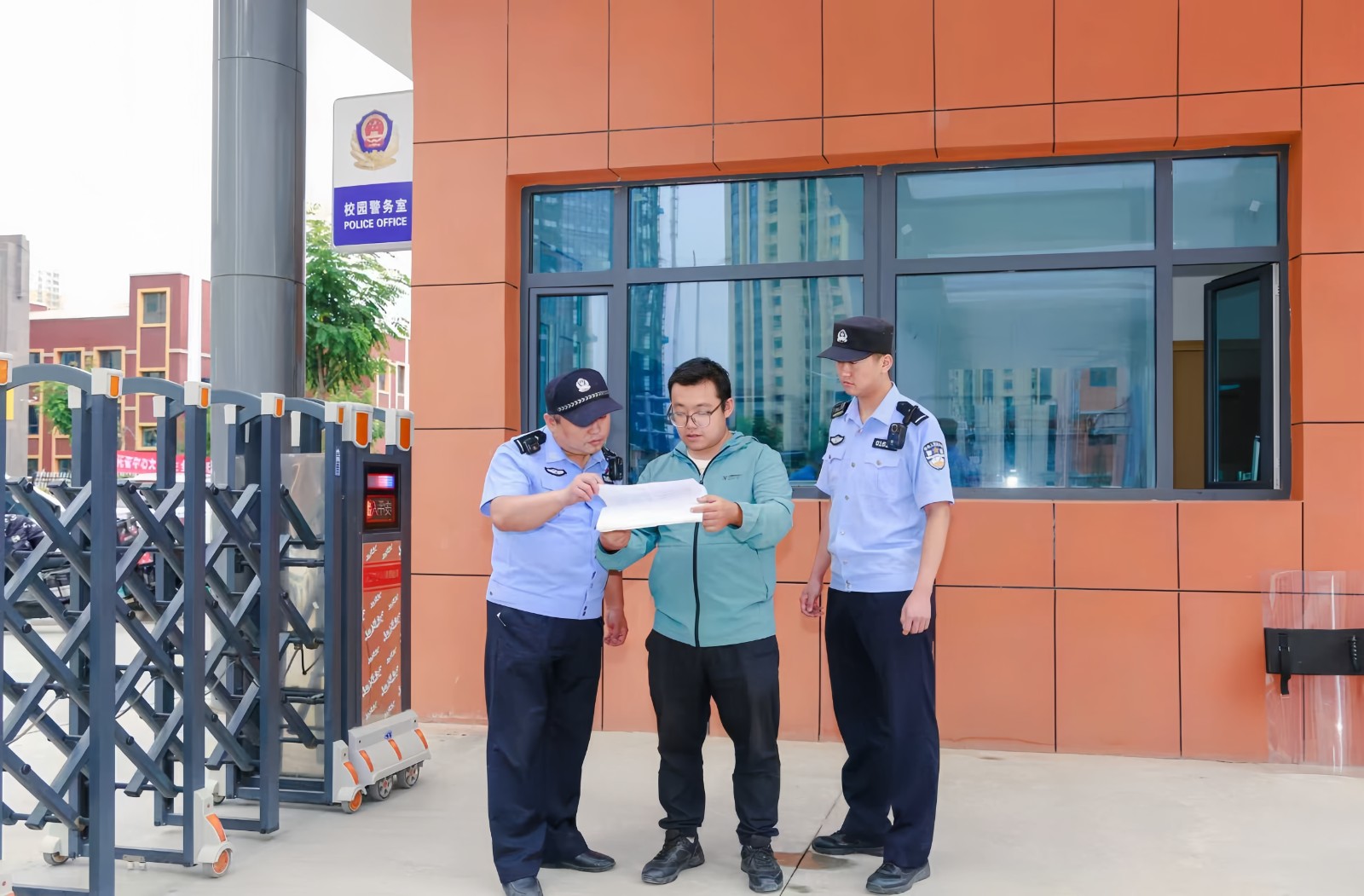 (AQEY配图3)兰州公安:打好护校安园(43481066)-20250909164417 (AQEY配图3)兰州公安:打好护校安园(43481066)-20250909164417