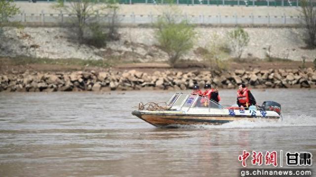 兰州皋兰公安构建的“空中+地面+水上”立体安防体系。图为水上巡逻力量。李亚龙 摄