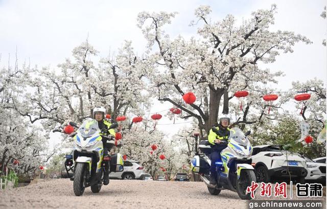 图为皋兰公安全力护航“梨花季”平安顺畅。李亚龙 摄