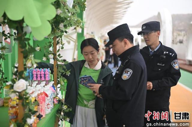 图为民警为商户讲解安全知识。李亚龙 摄