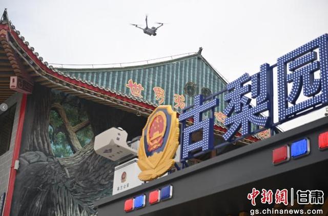 图为无人机巡检古梨园人流密度和交通状况。李亚龙 摄